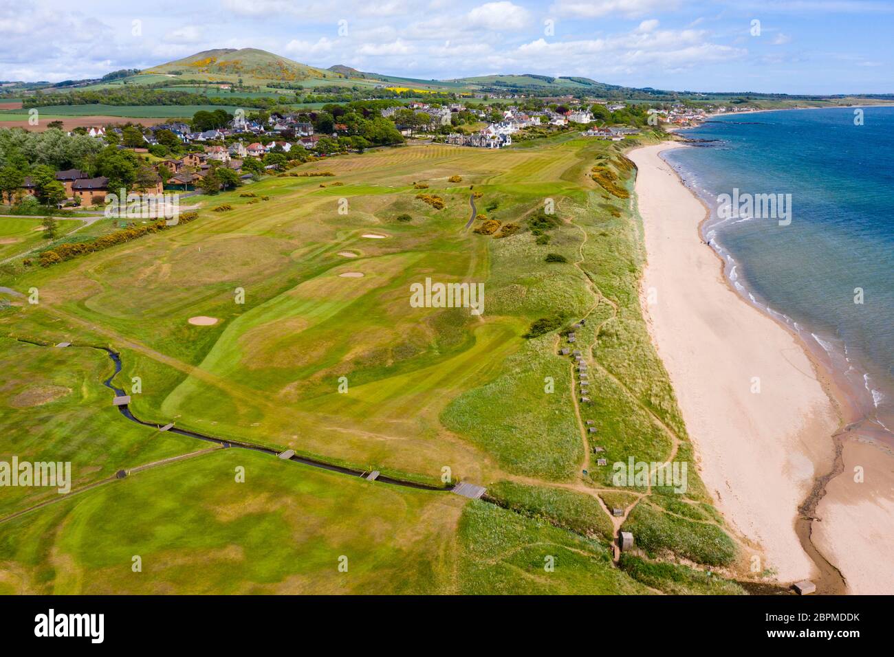 Vista aérea del campo de golf de Lundin Links en Fife, Escocia, Reino Unido, campo cerrado debido a la veda Covid-19 Foto de stock