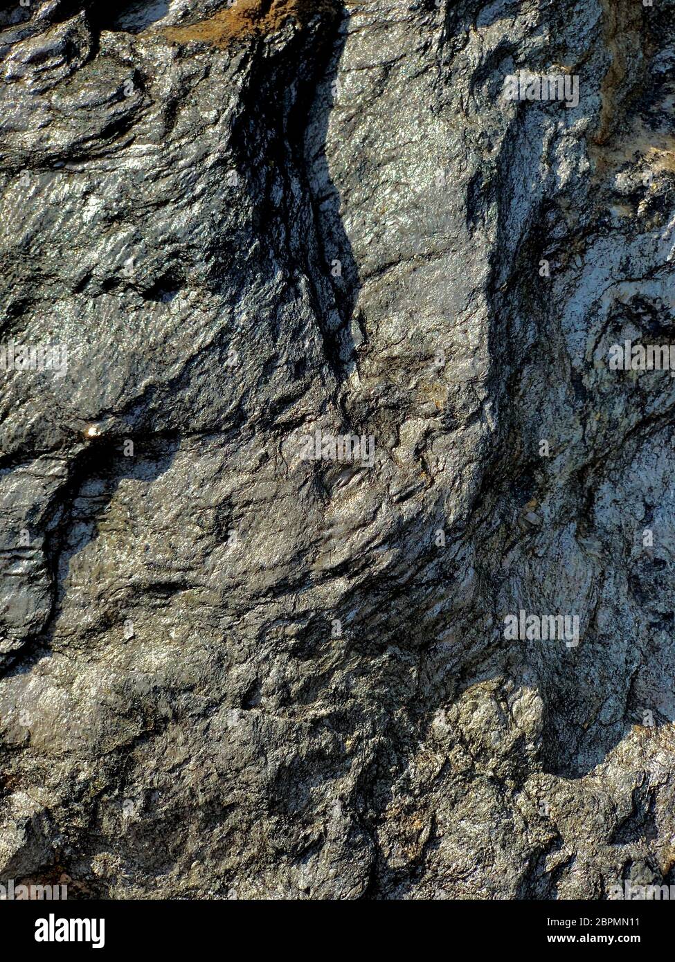 El fondo ondulado de la estructura geológica de la falla de carbón de esquisto superficie de la roca de piedra astillada. Foto de stock