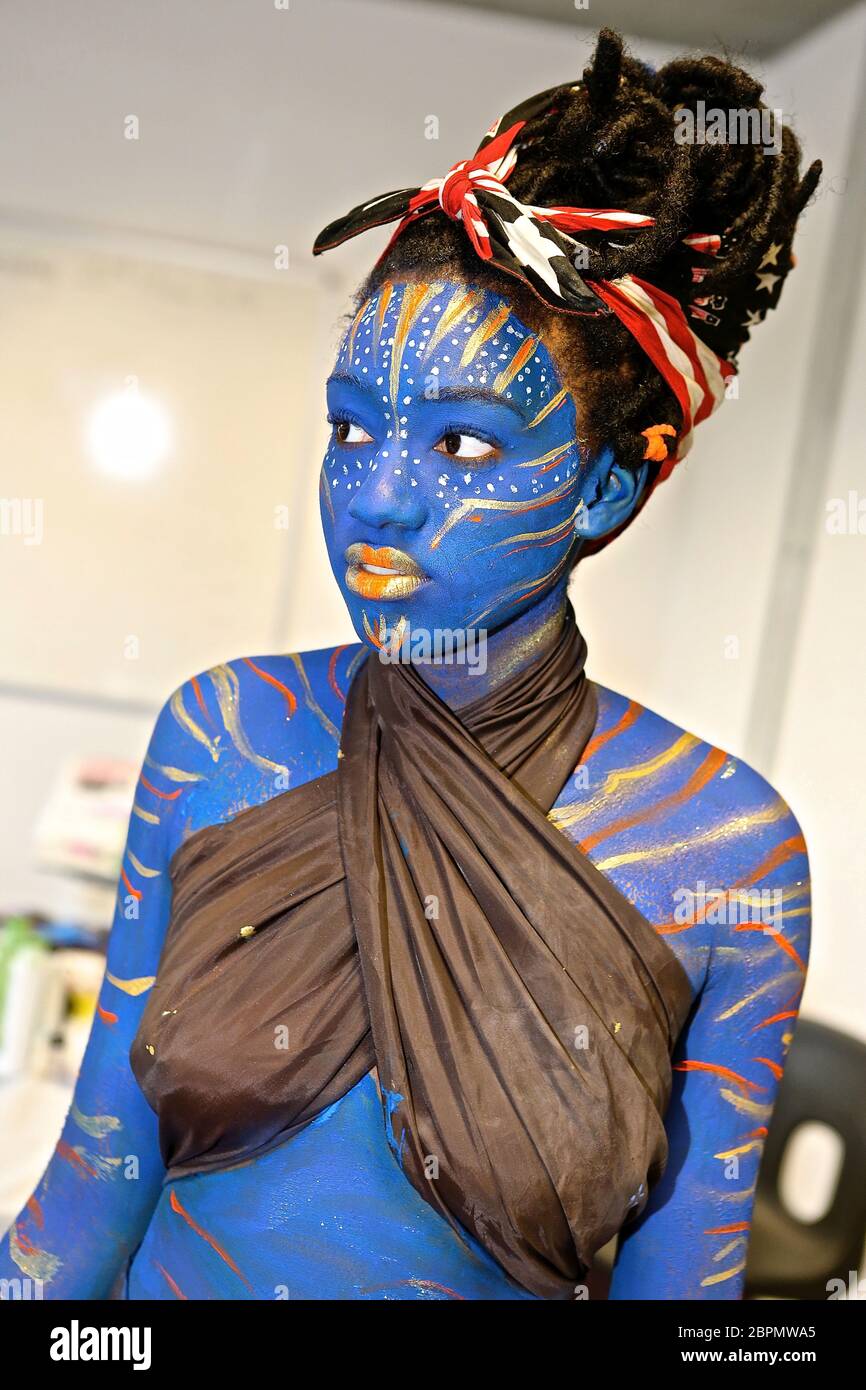 Maquillaje y cuerpo de pintura para crear los personajes Avatar en Kings  College para el proyecto avatar. Se necesitaron mucho trabajo y talento para  convertir los modelos en las especies humaniod indígenas