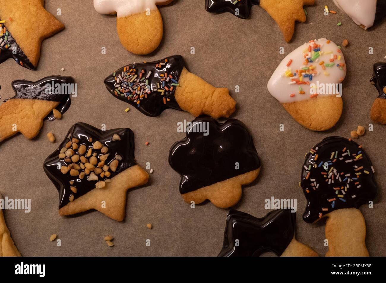 galletas caseras con recubrimiento de chocolate para navidad Foto de stock