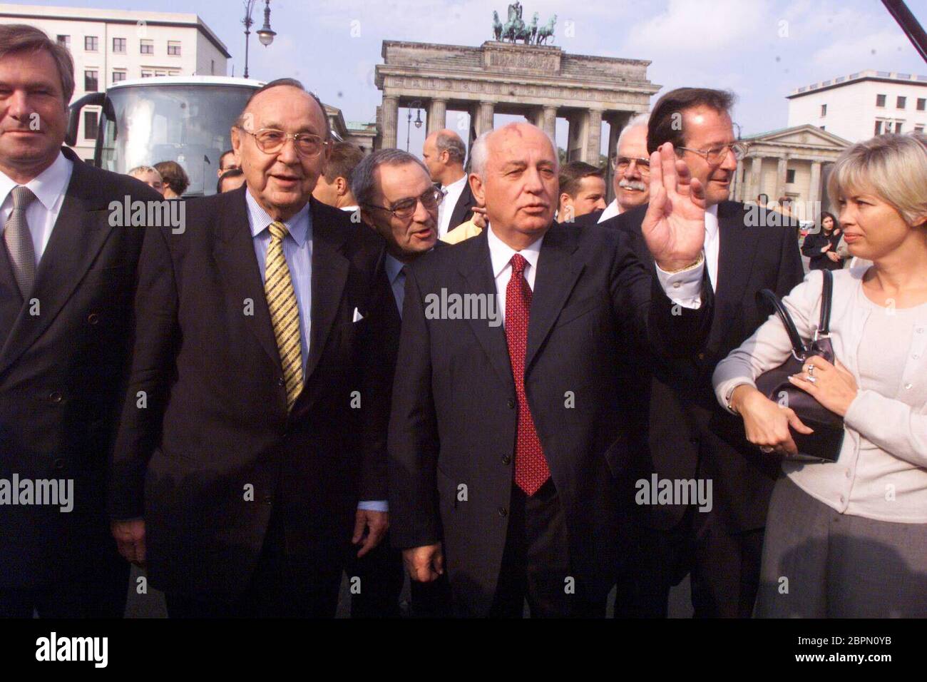 Michail Gorbatschow En Berlin 2000 Der Ehemalige Sowjetische Staatsprasident Michail Gorbatschow Mit Seiner Tochter Irina Wirganskaja Zusammen Mit Den Fdp Politikern Gerhardt Von Links Genscher Und Kinkel Beim Spaziergang Durch