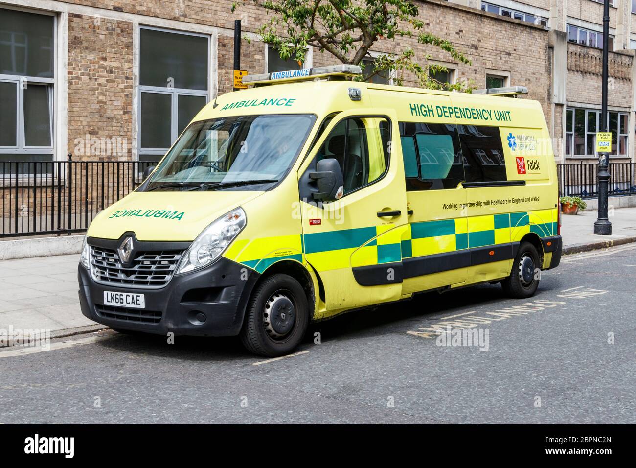 Una ambulancia de la Unidad de Alta Dependencia aparcada en el hospital infantil de Great Ormond Street, Londres, Reino Unido Foto de stock