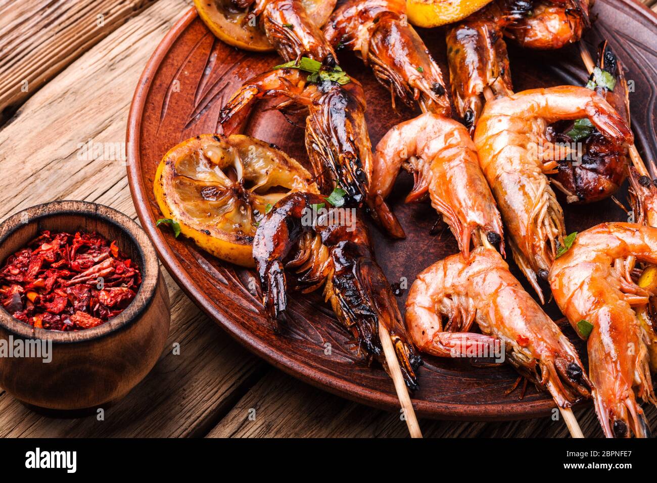 Langostinos asados en la placa.mariscos asados a la parrilla.gambas asadas.camarón tigre Langostinos asados en la placa.mariscos asados a la parrilla.gambas asadas.camarón tigre