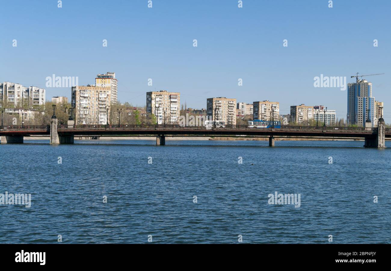 Vista del dique del río Kalmius y puente sobre él en Donetsk. Ucrania. DPR Foto de stock