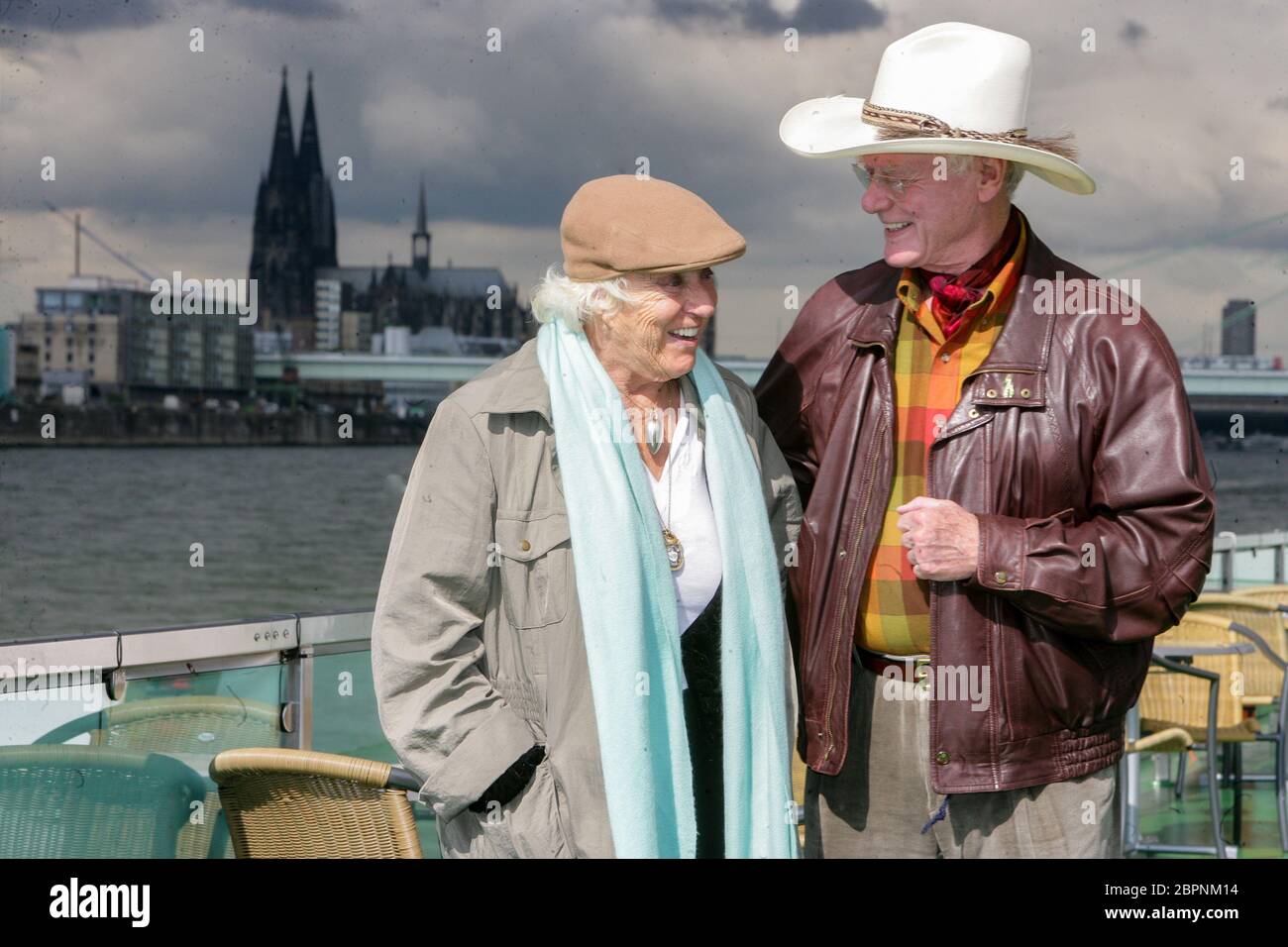 Larry Hagman - Rundfahrt auf dem Rhein - der US-americanischer Schauspieler Larry Hagman alias J. R. Ewing (Dallas) und seine Ehefau Maj Axelsson zu Besuch en Köln. Rundfahrt mit einem KD Schiff auf dem Rhein. Foto de stock