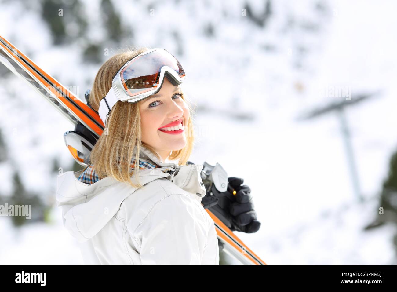 Mujer Joven En Mono De Nieve Rosado Con Las Gafas Del Esquí Foto de archivo  - Imagen de recurso, mentira: 86121990