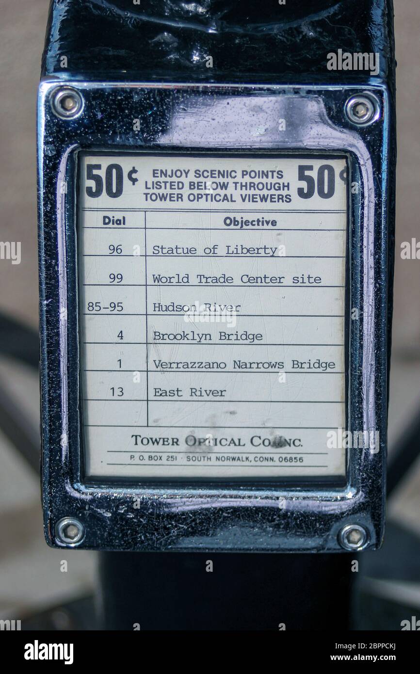 Lista de puntos escénicos y atracciones en la torre de observación óptica operada por monedas en la plataforma de observación del Empire State Building en la ciudad de Nueva York, EE.UU Foto de stock