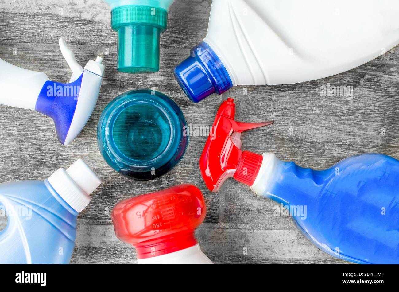 Detergentes, suavizantes y boca de bola de dosificación líquida para el  lavado de ropa Fotografía de stock - Alamy