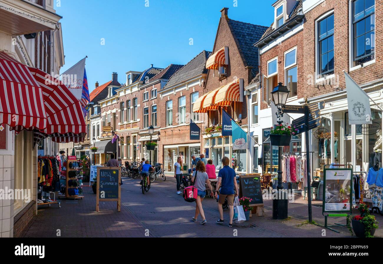 Culemborg. Gente no identificada que compra en Tollenstraat en una tarde soleada. Gelderland, países Bajos. Foto de stock