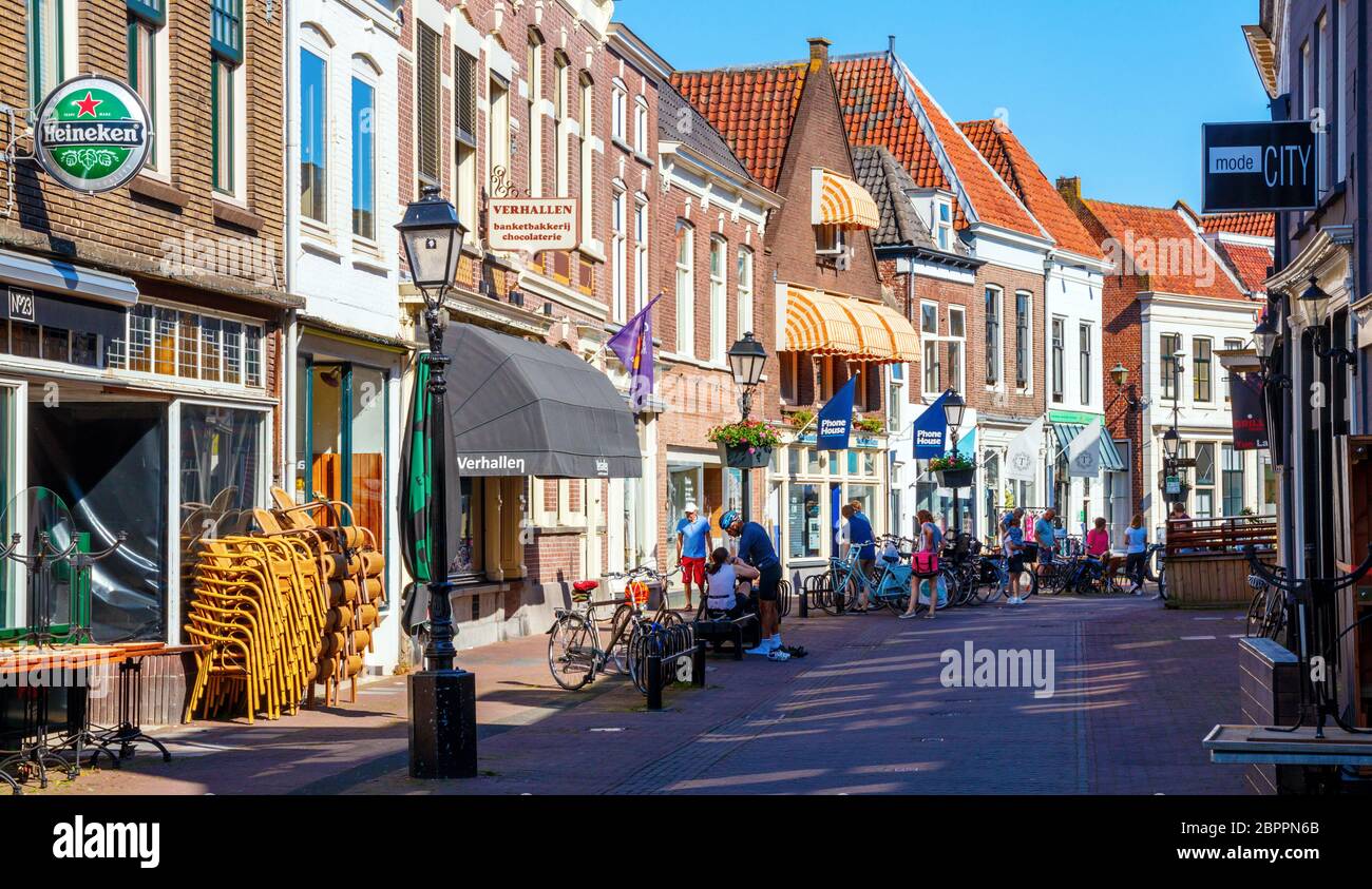 Culemborg. Turistas no identificados que van de compras a Tollenstraat en una tarde soleada. Gelderland, países Bajos. Foto de stock