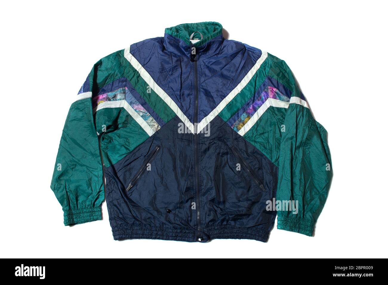 Vintage de ochenta chándal nylon chaqueta superior sobre fondo blanco  Fotografía de stock - Alamy