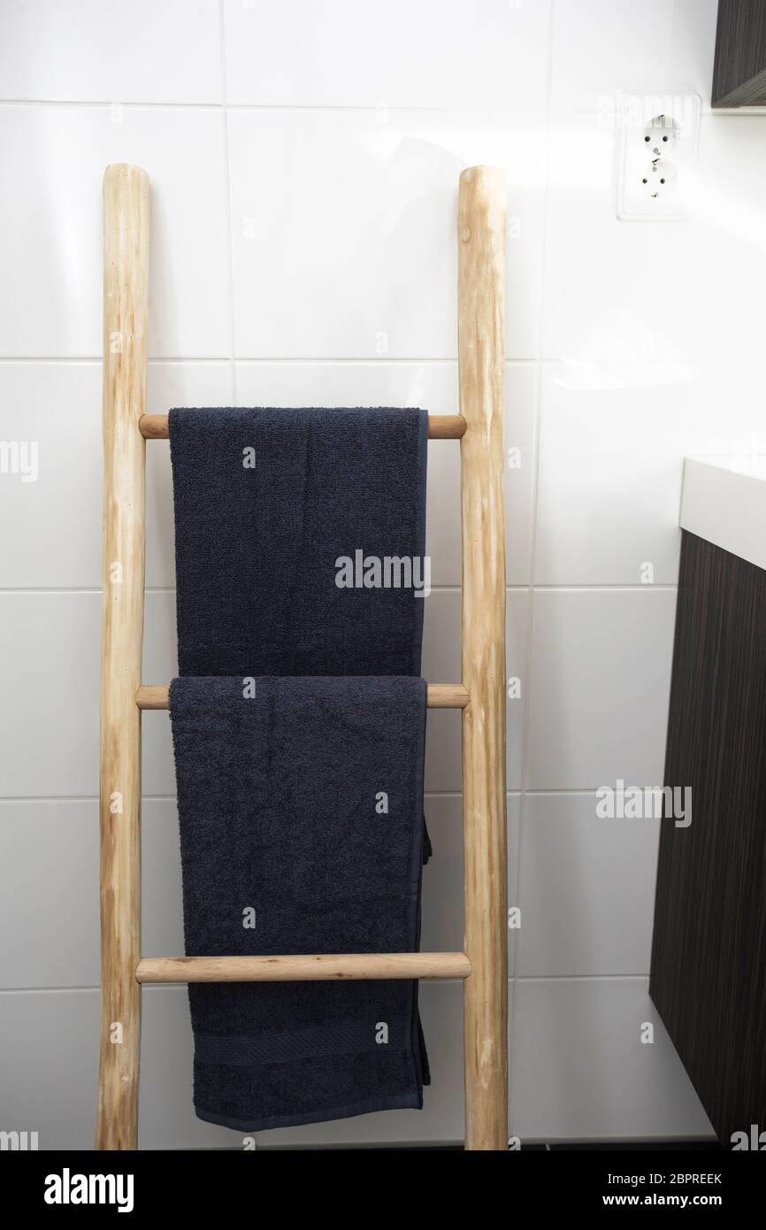 Escalera de madera colgador de toallas baño con toallas limpias, diseño  moderno Fotografía de stock - Alamy