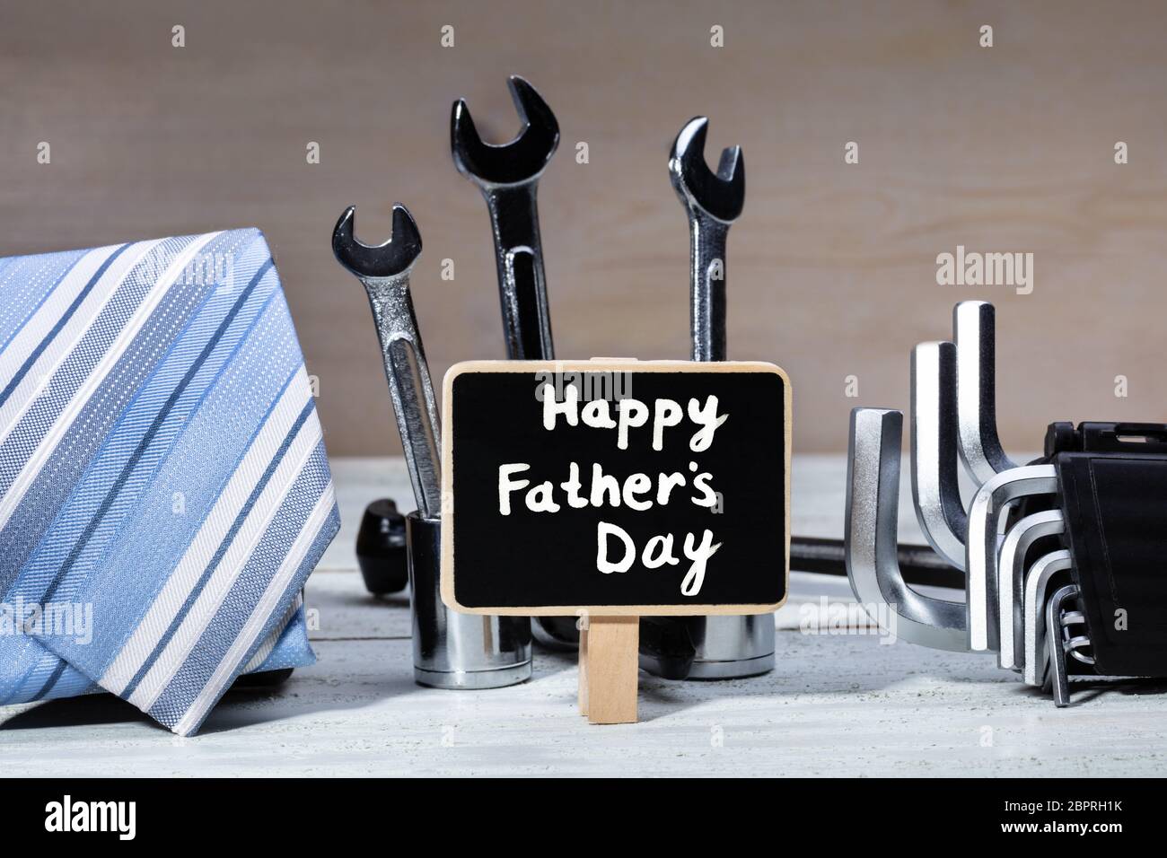 Pizarra con Feliz Día del Padre texto rodeado con sus herramientas de  trabajo y lazo sobre mesa de madera Fotografía de stock - Alamy