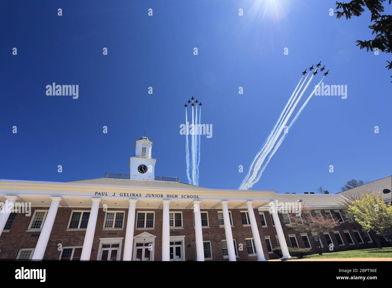 Los Thunderbirds de la Fuerza Aérea de los Estados Unidos y los Blue Angels de la Marina de los Estados Unidos hacen vuelo sobre Setauket Long Island en honor del personal médico y de primera res Foto de stock