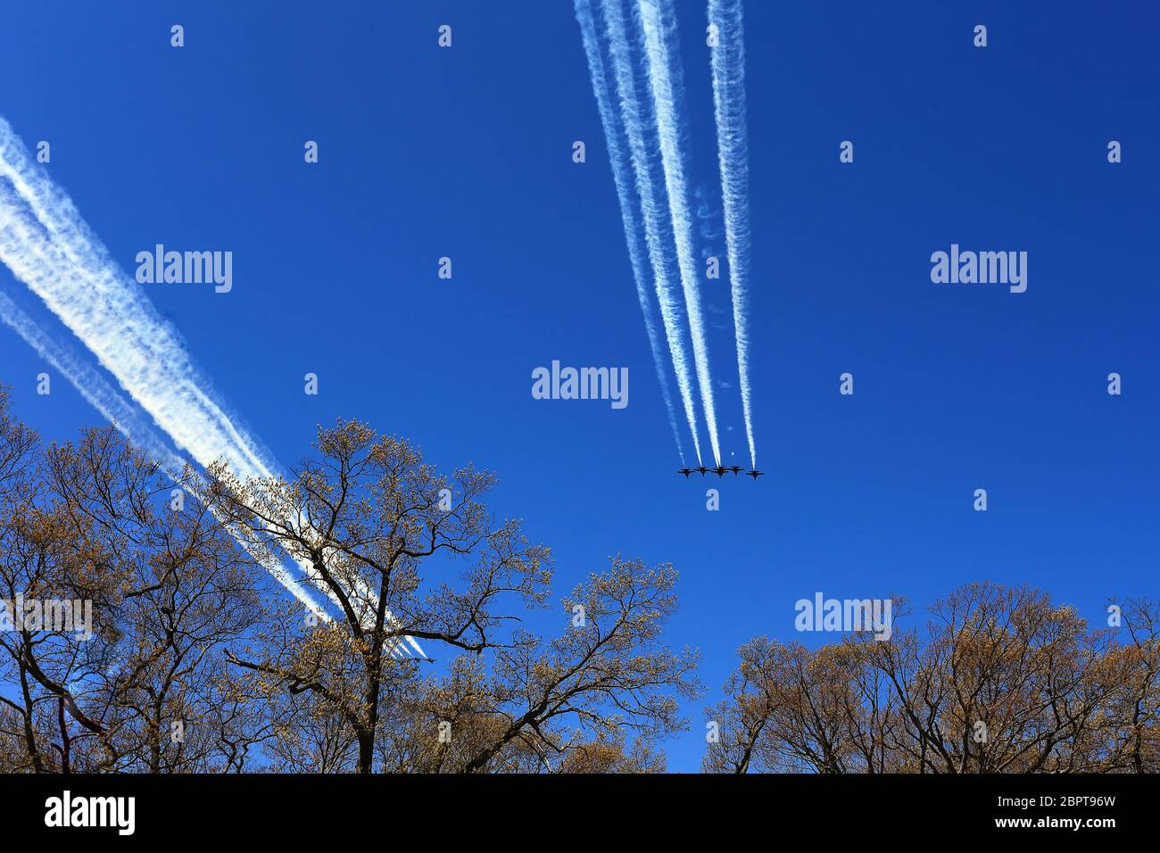 Los Thunderbirds de la Fuerza Aérea de los Estados Unidos y los Blue Angels de la Marina de los Estados Unidos hacen vuelo sobre Setauket Long Island en honor del personal médico y de primera res Foto de stock