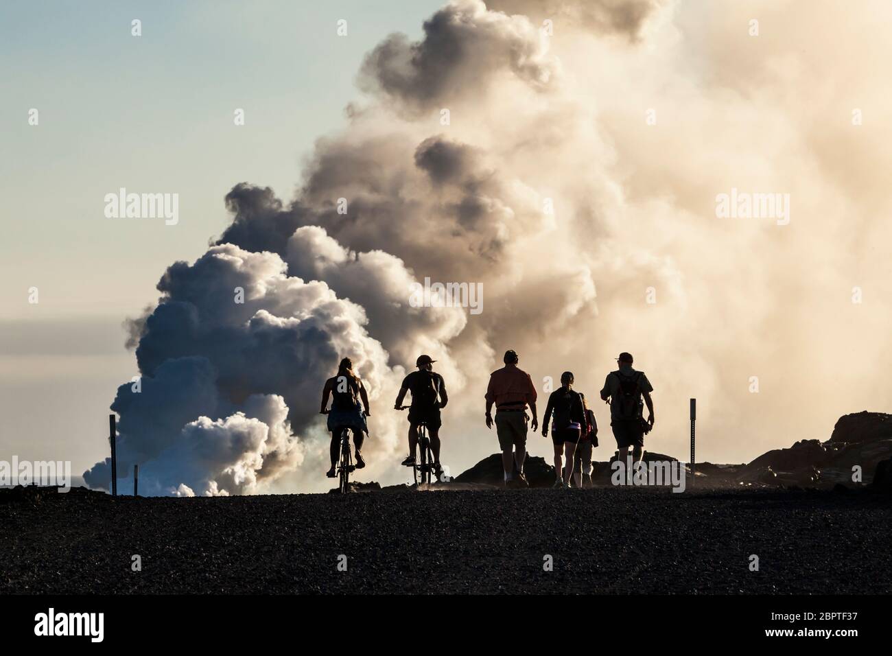 Abril 2017 ciclistas y excursionistas que se dirigen hacia la carretera de la cadena de cráteres hasta el punto de entrada de lava en el océano, Puna, Hawai, EE.UU. Foto de stock