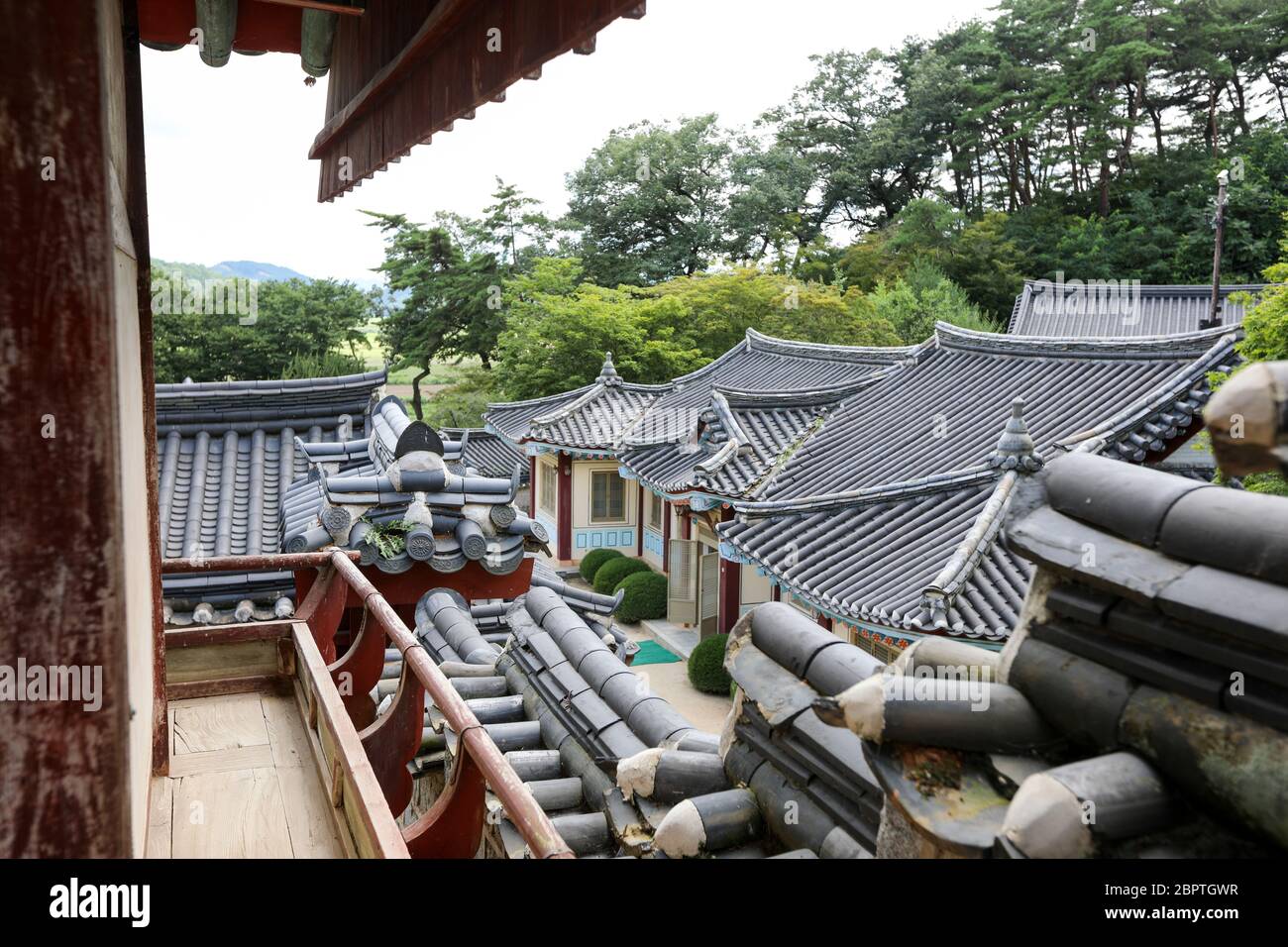 Hermosas casas y tejados tradicionales coreanos. Foto de stock