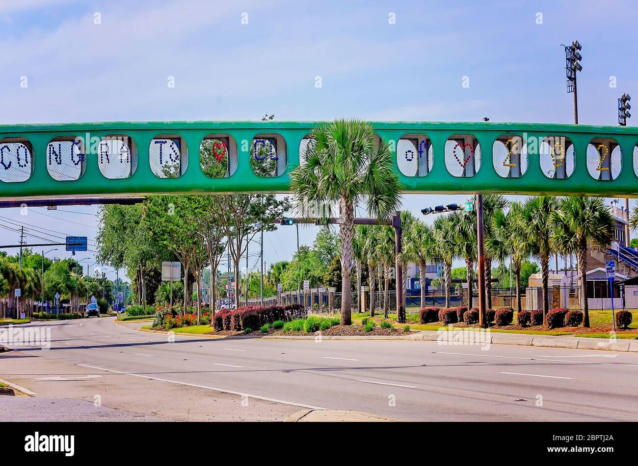 El paso elevado de la Escuela Secundaria Gulf Breeze a través de la autopista 98 está decorado con un cartel de la "clase de Congrats de 2020", el 16 de mayo de 2020, en Gulf Breeze, Florida. Foto de stock