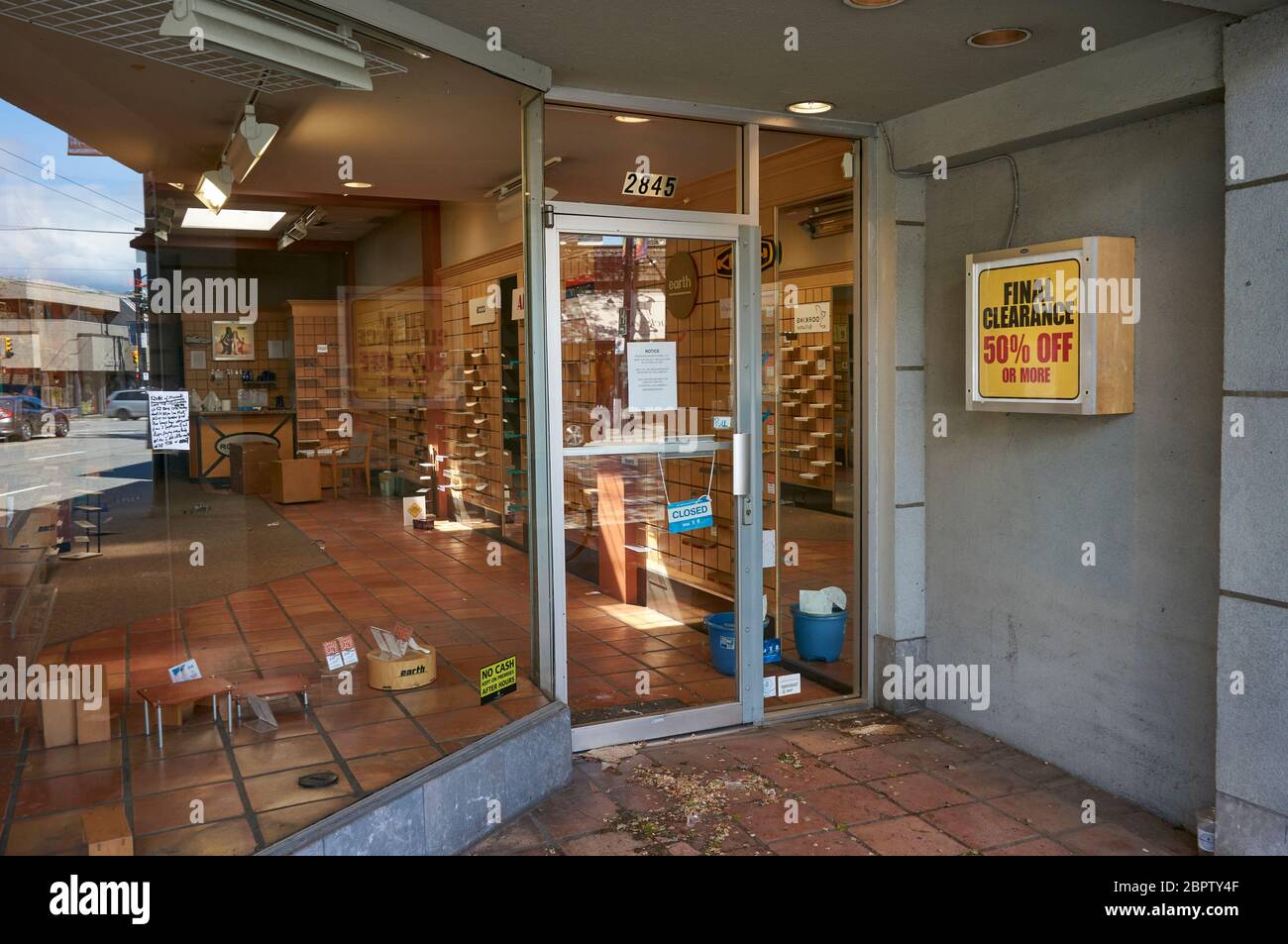 Vancouver, Canadá, 19 de mayo de 2020. Una tienda vacía que ha salido de sus negocios debido a las dificultades económicas causadas por la pandemia del COVID-19. Foto de stock