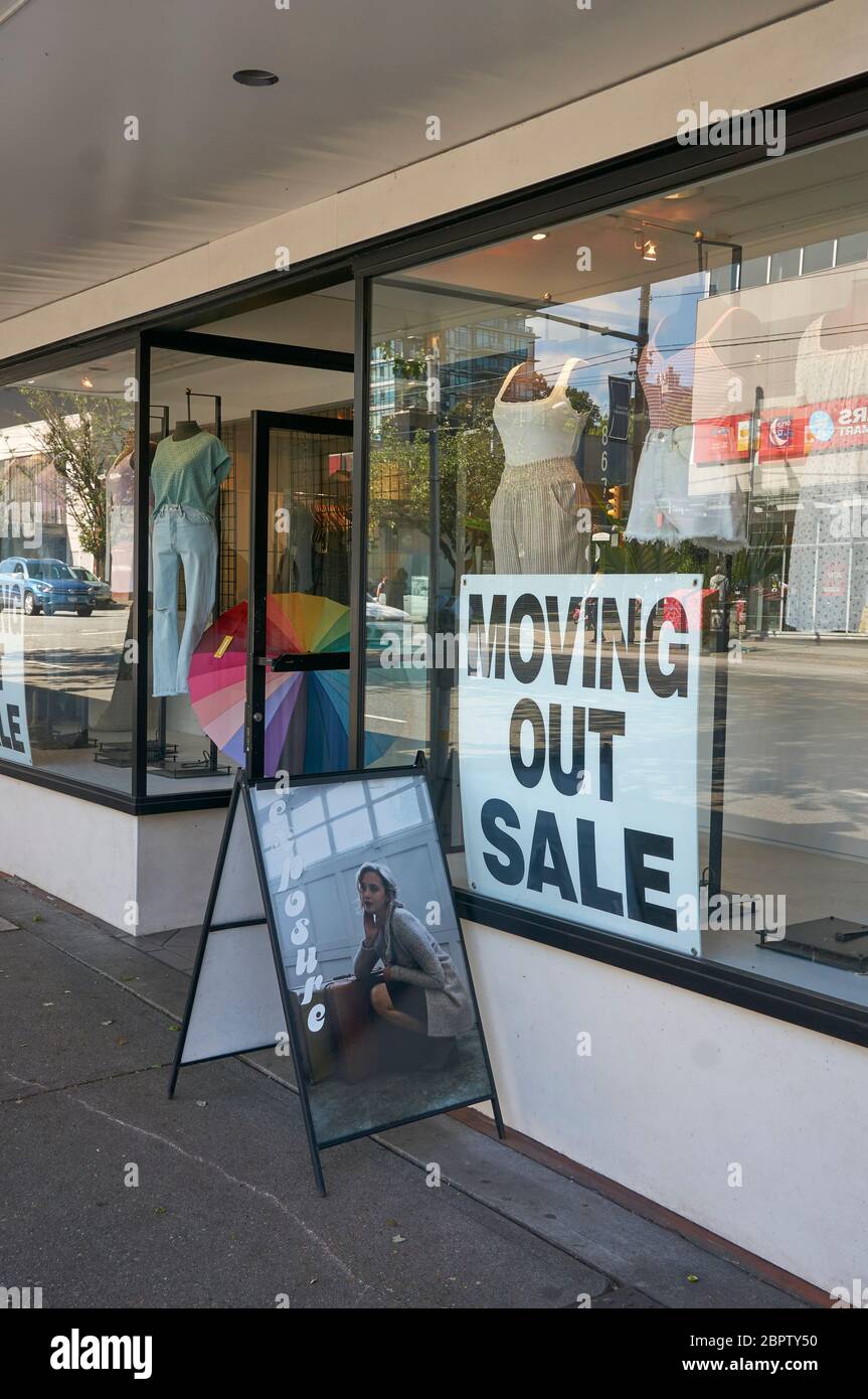 Vancouver, Canadá, 19 de mayo de 2020. Una tienda vacía que está saliendo de negocio debido a las dificultades económicas causadas por la pandemia de COVID-19 Foto de stock