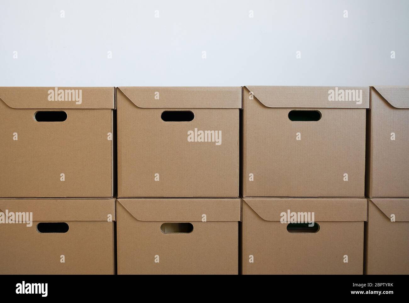 Las cajas de cartón se almacenan en el almacén Fotografía de stock - Alamy