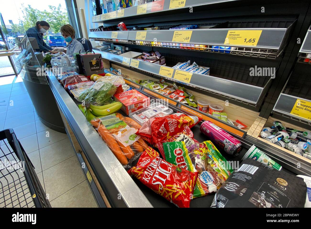 Compras en el mostrador de ALDI demandada. Los bienes, los bienes, los  tejer de vida se encuentran en un cinturón de caja registradora en un  supermercado de pago. Tienda de descuento, caja