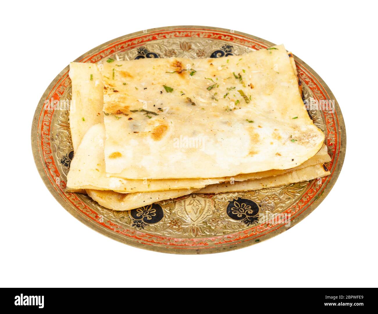 Cocina India - naan de ajo (pan plano garlicky) en placa de latón aislado sobre fondo blanco Foto de stock