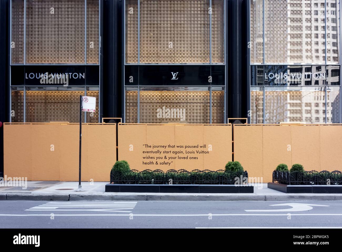 Louis Vuitton Covid - Tienda de alta gama en la Costa de Oro de Chicago, se  embarcó durante la pandemia de COVID-19 Fotografía de stock - Alamy