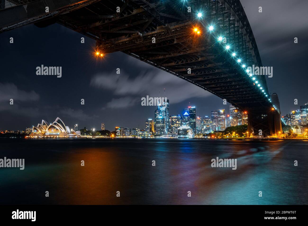 Vista nocturna del famoso puente del puerto y la Ópera. Foto de stock