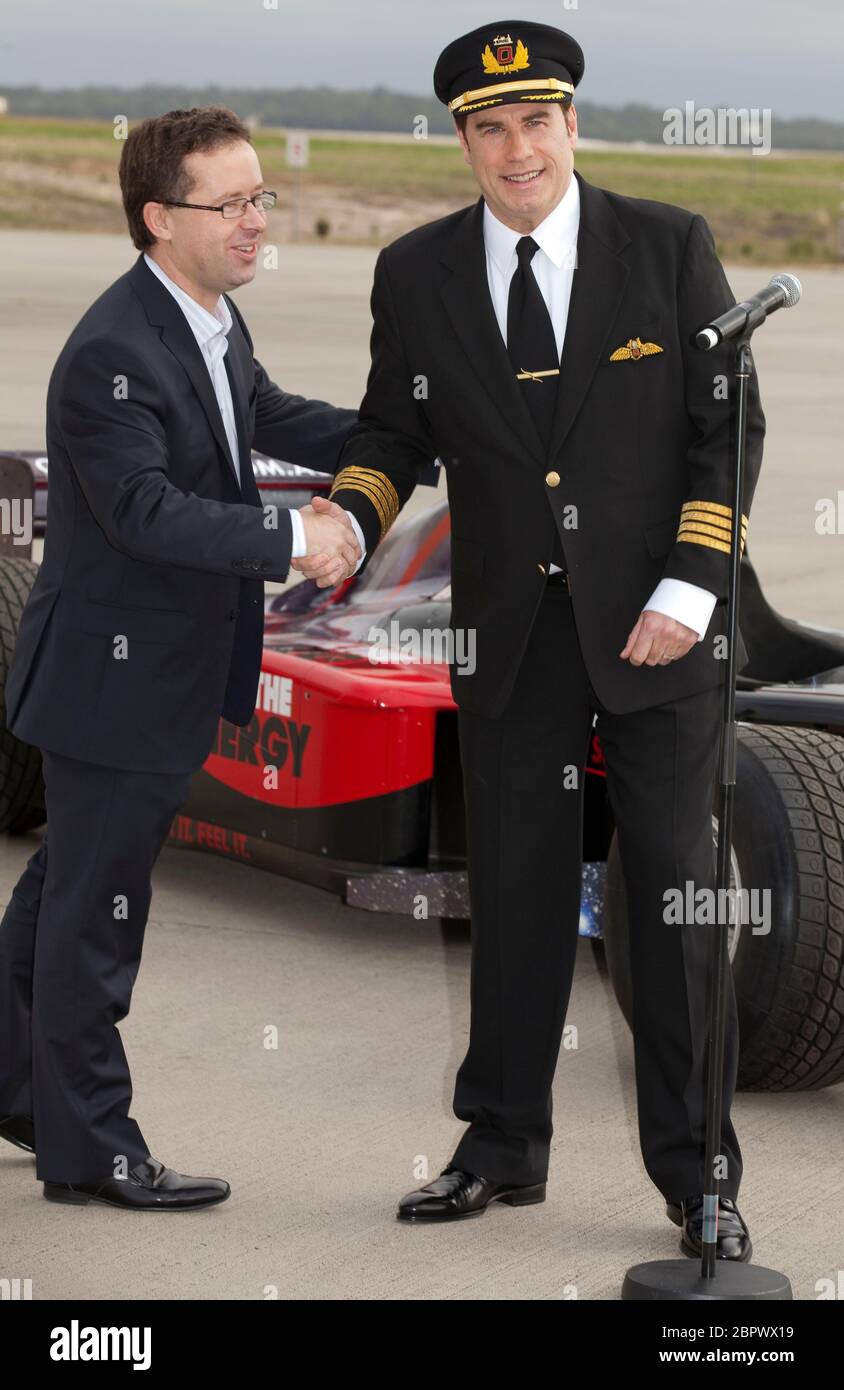 John Travolta lleva el uniforme del piloto Qantas con el director general de Qantas, Alan Joyce, aeropuerto de Melbourne, 2010. Foto de stock