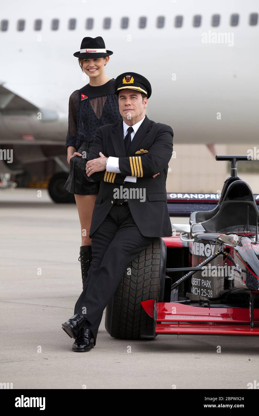 John Travolta con modelos y con el uniforme del piloto Qantas, aeropuerto de Melbourne, 2010. Foto de stock