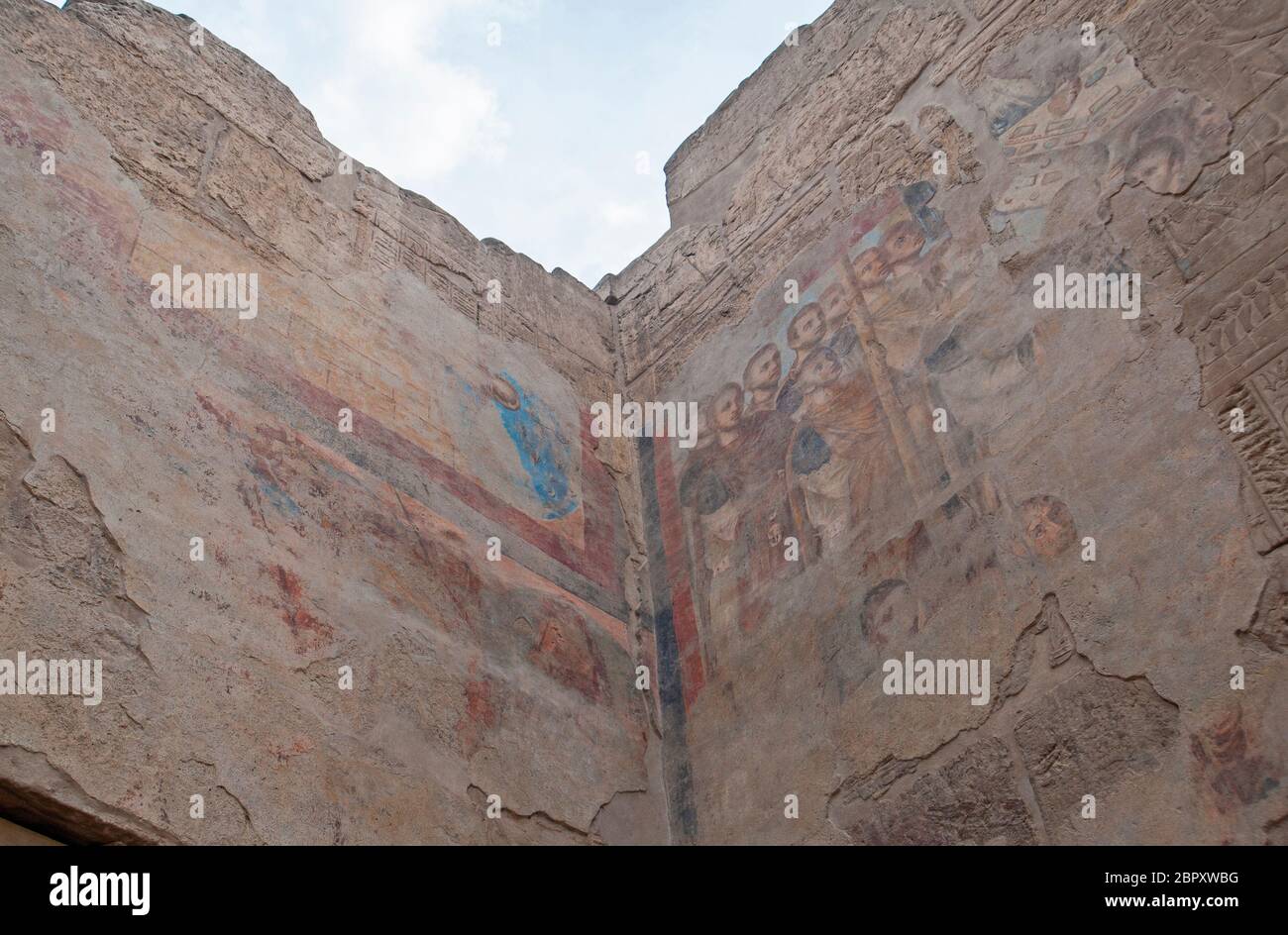 Pinturas cristianas romanas sobre jeroglíficos egipcios en la pared del antiguo templo egipcio de Luxor en Egipto Foto de stock