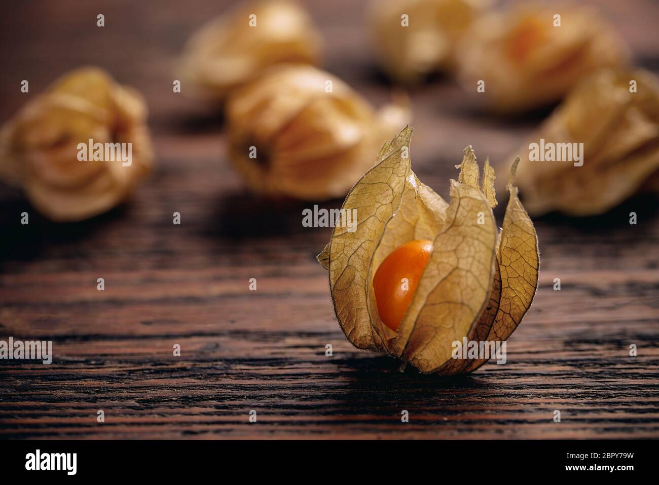 Cerca de uchuva Physalis o sobre la superficie de madera vintage Foto de stock