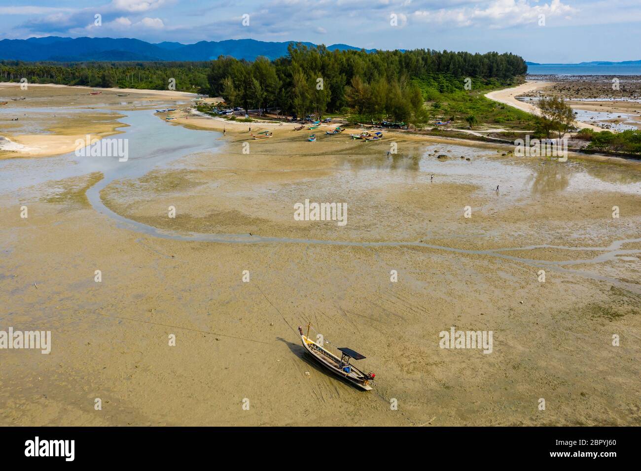 Vista aérea de un gran sandbar en marea baja en un océano tropical (Cabo Pakarang, Khao Lak, Tailandia) Foto de stock