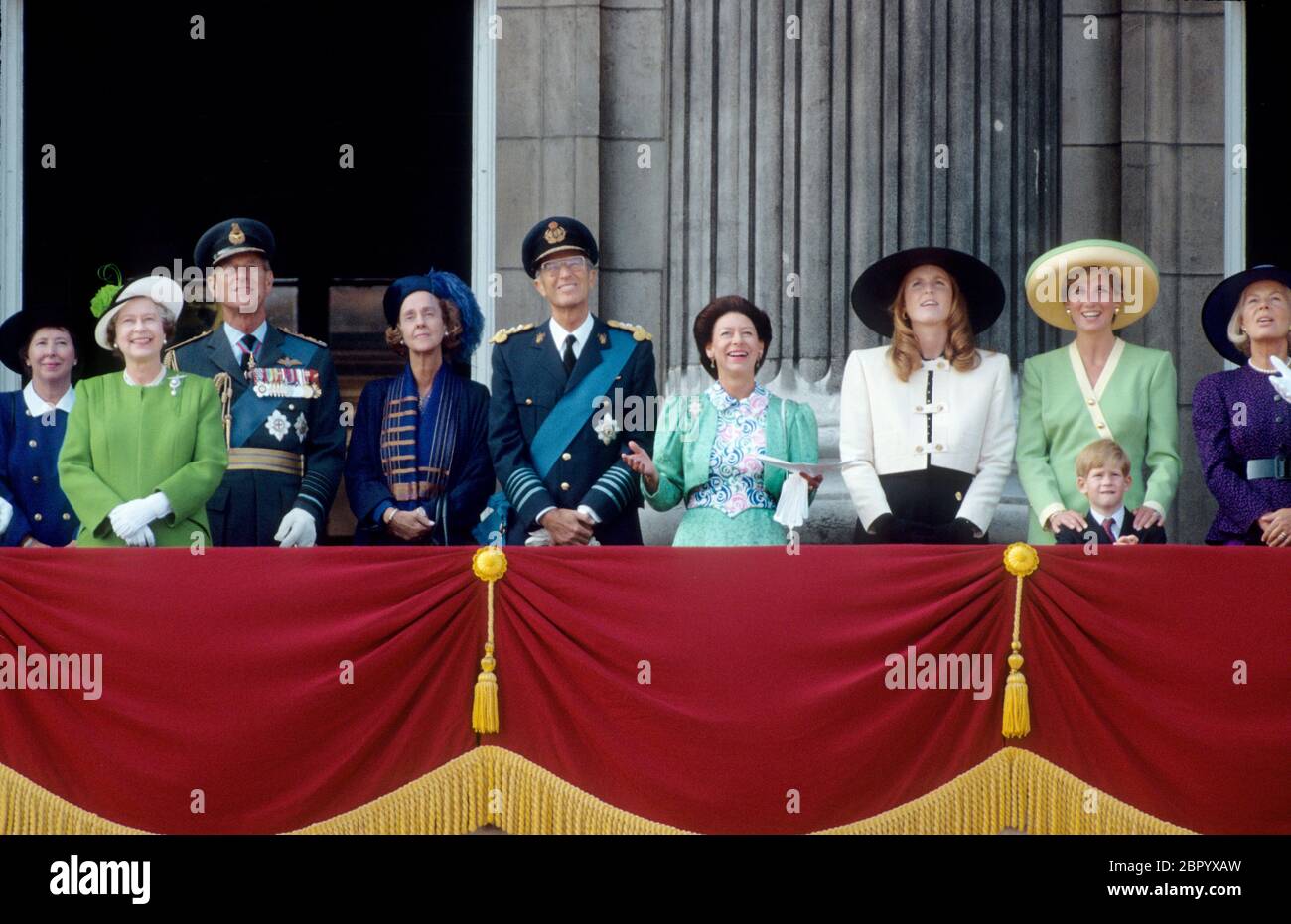 HM Reina Isabel II en el Palacio de Buckingham durante la ceremonia de la Batalla de Gran Bretaña que Marca 50 años - de izquierda a derecha: Desconocido, HM Reina Isabel II, HR Foto de stock