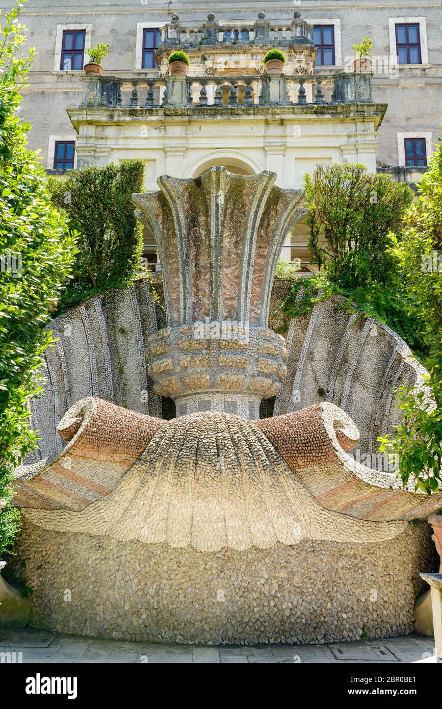 Bonita fuente en forma de concha en Tivoli, Italia Foto de stock