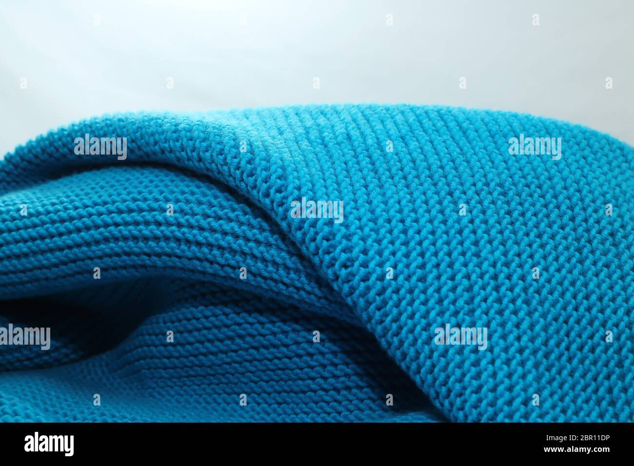 Un auto-manta de lana tejida hecha de algodón azul Foto de stock