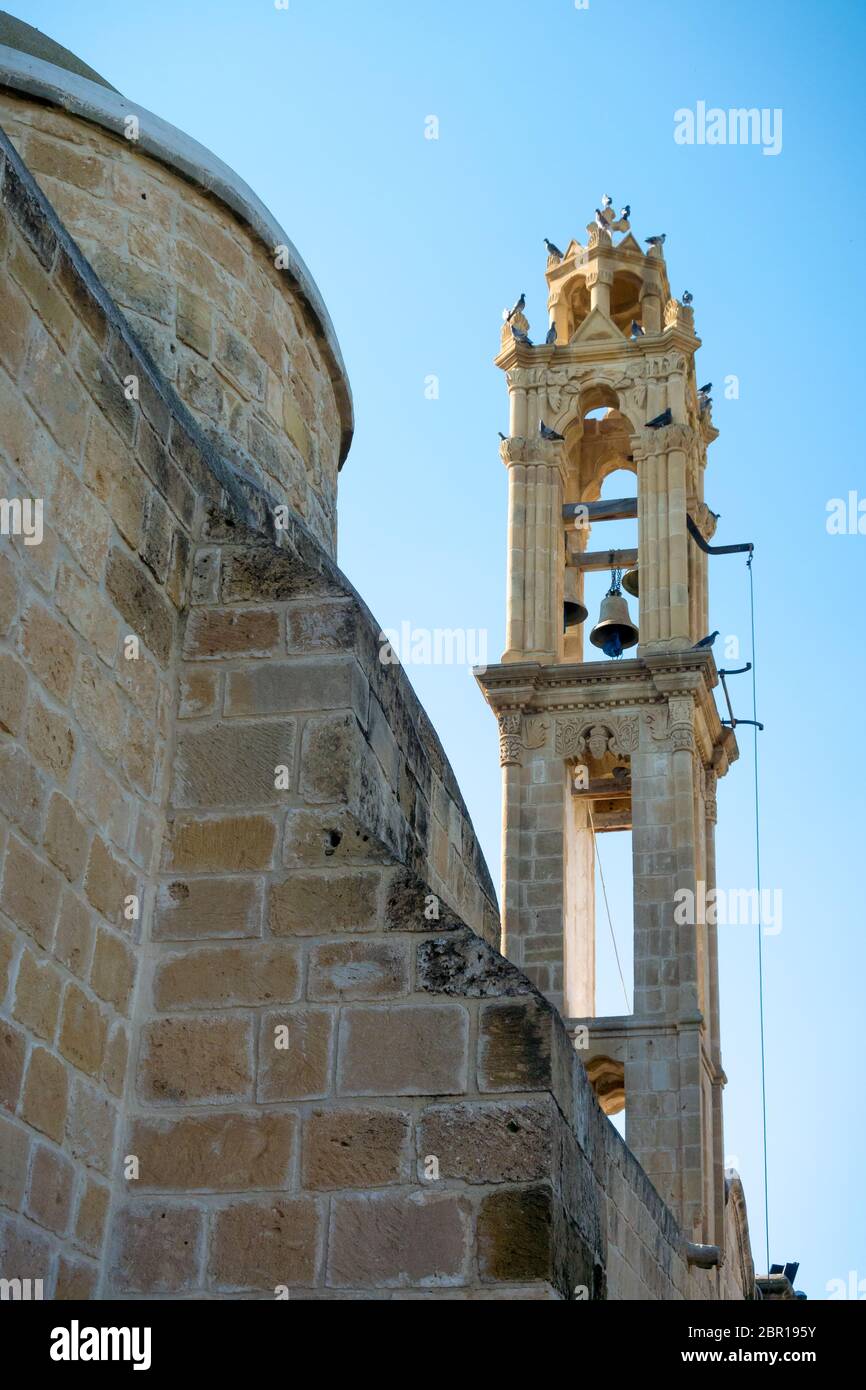 Campanario de la Iglesia de los Apóstoles Bernabé y Hilarion (Agii Varnavas e Ilarionas) en Peristerona, Chipre Foto de stock