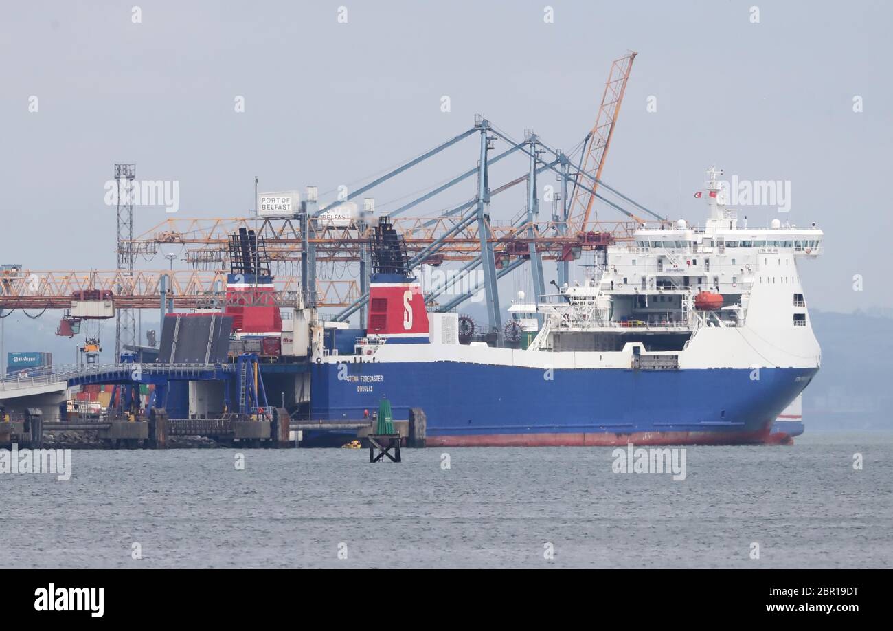 Un ferry de la línea Stena en el puerto de Belfast como procesos de mercancías que se trasladan de Gran Bretaña a Irlanda del Norte se mantendrá en un "mínimo absoluto" después del final del período de transición del Brexit, dijo el Gobierno del Reino Unido. Foto de stock