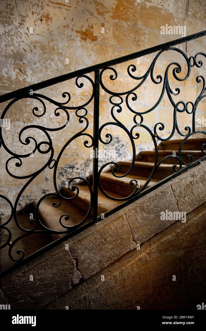 Pasamanos de hierro forjado y escalera en una mansión Fotografía de stock -  Alamy