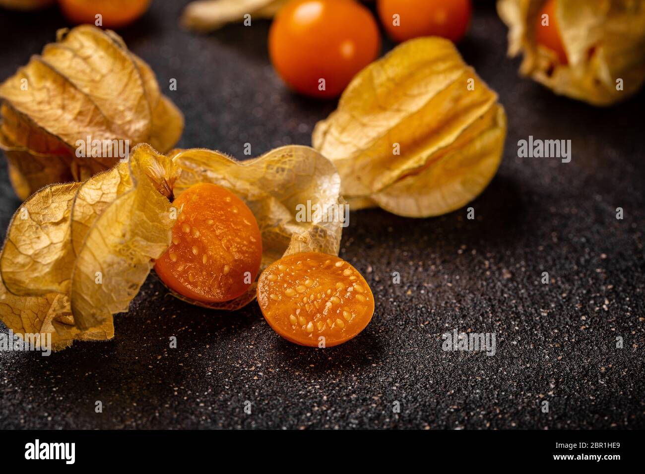 Physalis peruviana sabrosos frutos comestibles naranja cortada a la mitad Foto de stock