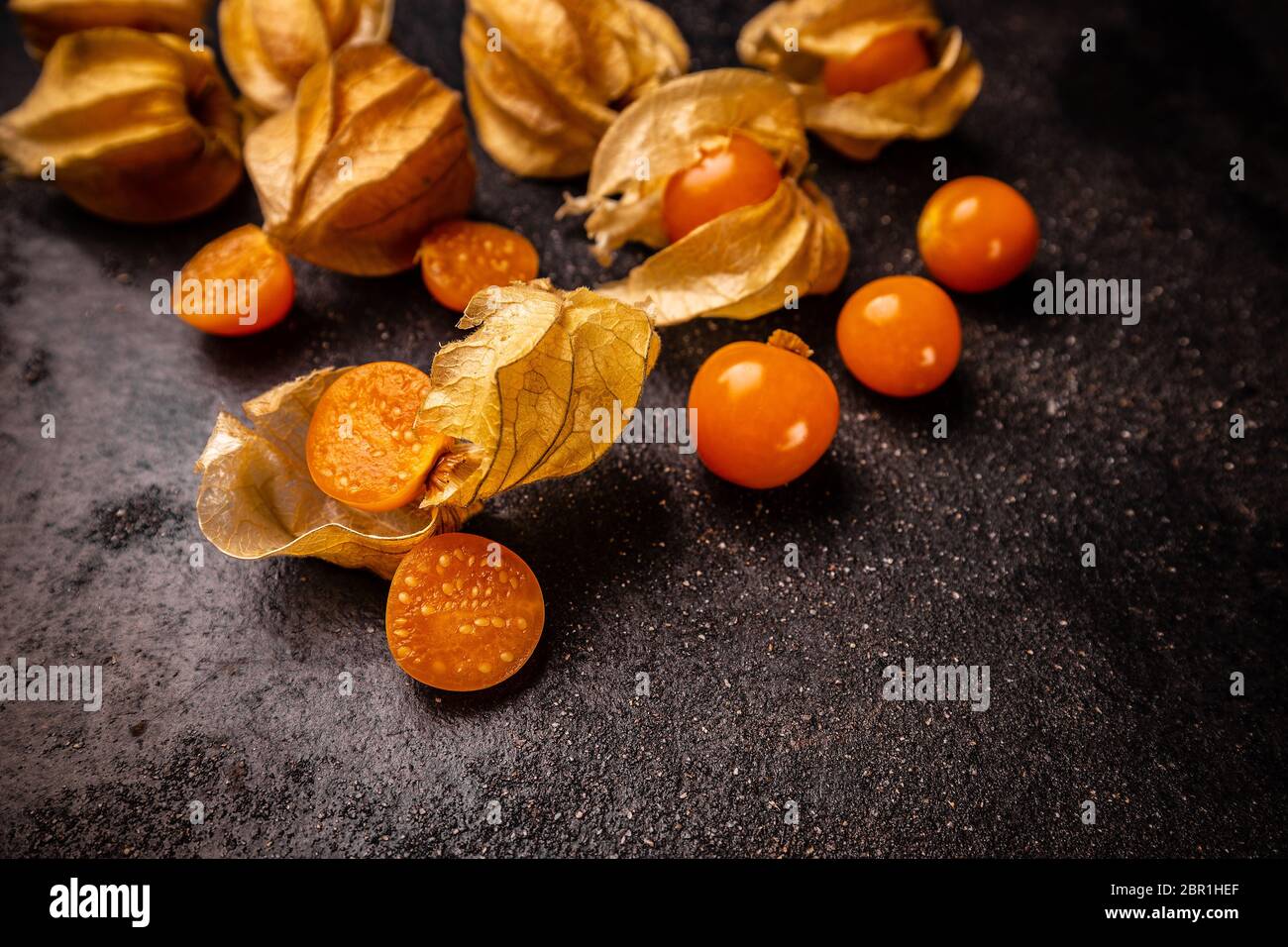 Physalis frutas amarillo sobre fondo negro Foto de stock