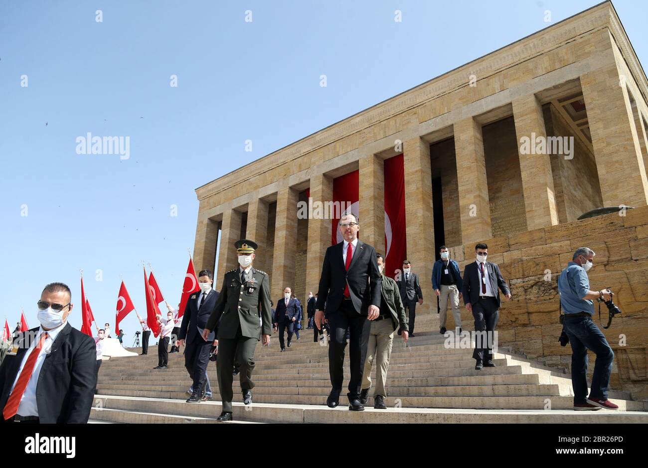 Ankara, Turquía. 19 de mayo de 2020. El ministro de Deportes y Juventud de  Turquía, Mehmet Muharrem Kasapoglu, deja el lugar donde se celebra un acto  de conmemoración que conmemora el 101º