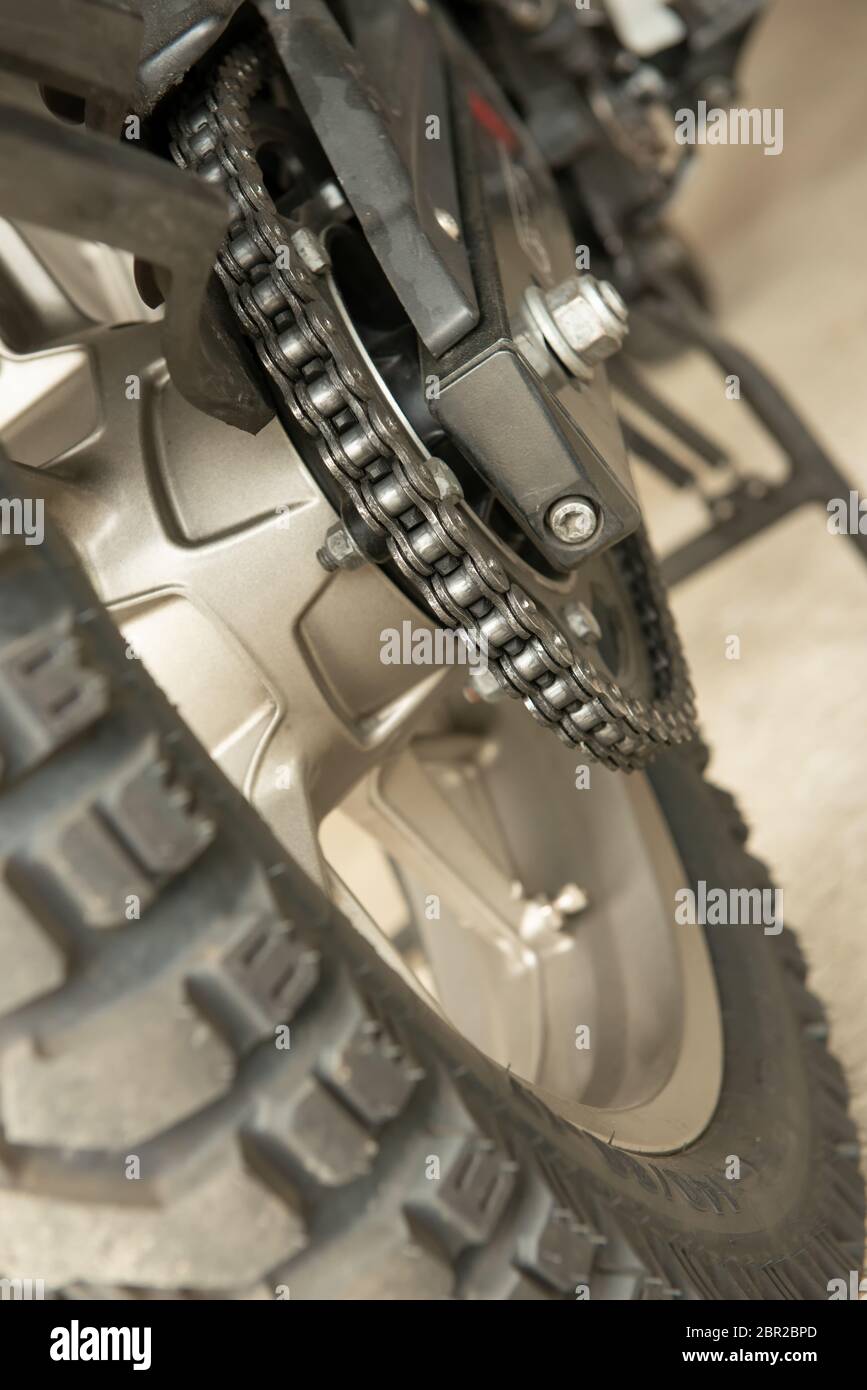 Cadena de seguridad antirrobo en moto Fotografía de stock - Alamy