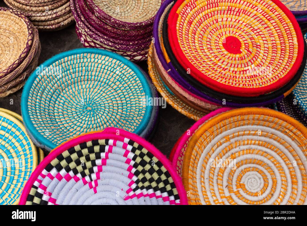 cestas de mimbre hechas a mano de varios colores Fotografía de stock - Alamy