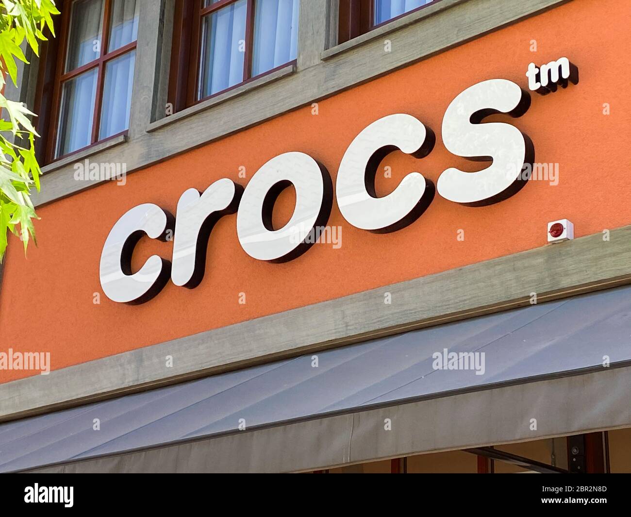 Roermond, países Bajos - Mayo 19. 2020: Vista en la fachada con el logotipo  de la firma de moda de zapatos Crocs en la entrada de la tienda Fotografía  de stock - Alamy