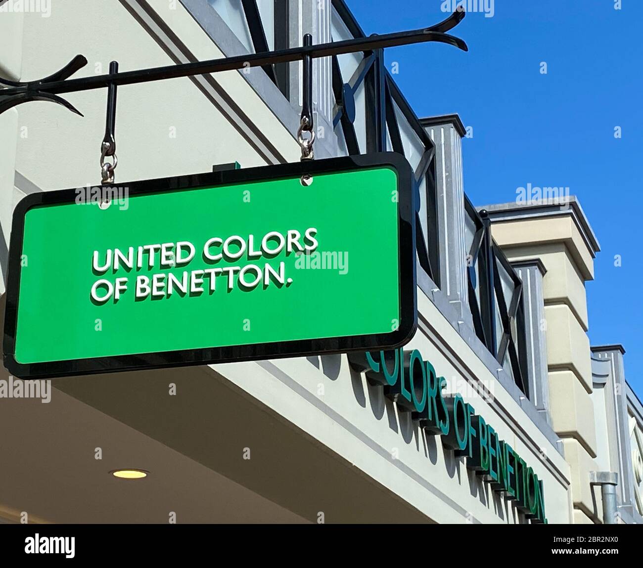 Roermond, países Bajos - Mayo 19. 2020: Vista sobre la fachada con el  logotipo verde de letras de colores Unidos de la empresa de moda Benetton  en la entrada de la tienda