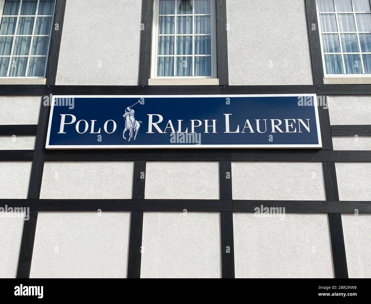Roermond, países Bajos - Mayo 19. 2020: Vista en la fachada con el logotipo  de la firma de moda Ralph Lauren Polo en la entrada de la tienda Fotografía  de stock - Alamy