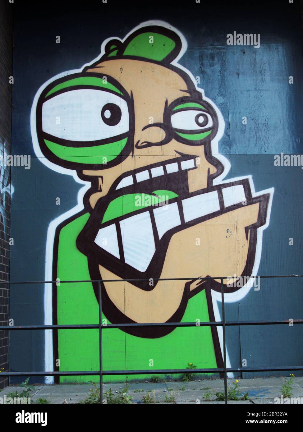 Un hombre grande y enojado ha sido apuñalado y luego pintado en una pared en Glasgow. ¡tiene ojos abultados, dientes grandes y una manera amenazadora! ALAN WYLIE/ALAMY© Foto de stock