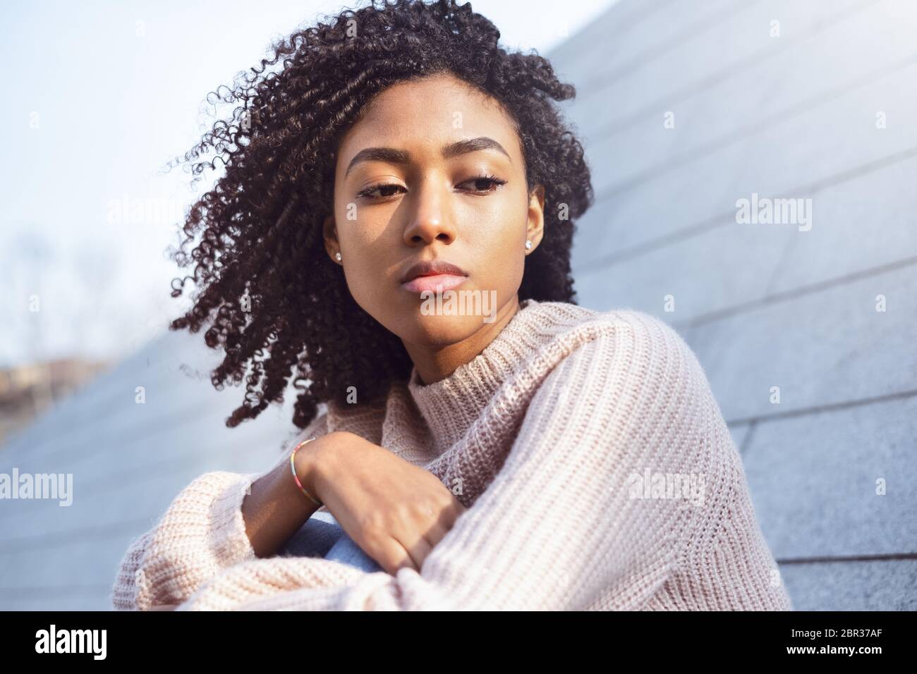 Retrato de una niña negra que sufre soledad y depresión Foto de stock